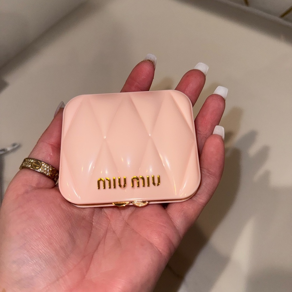 New Miu Miu Pink hard Quilted Compact Mirror with Gold accents - Picture 8 of 9